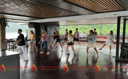Taichi sul bordo ad Ha Long